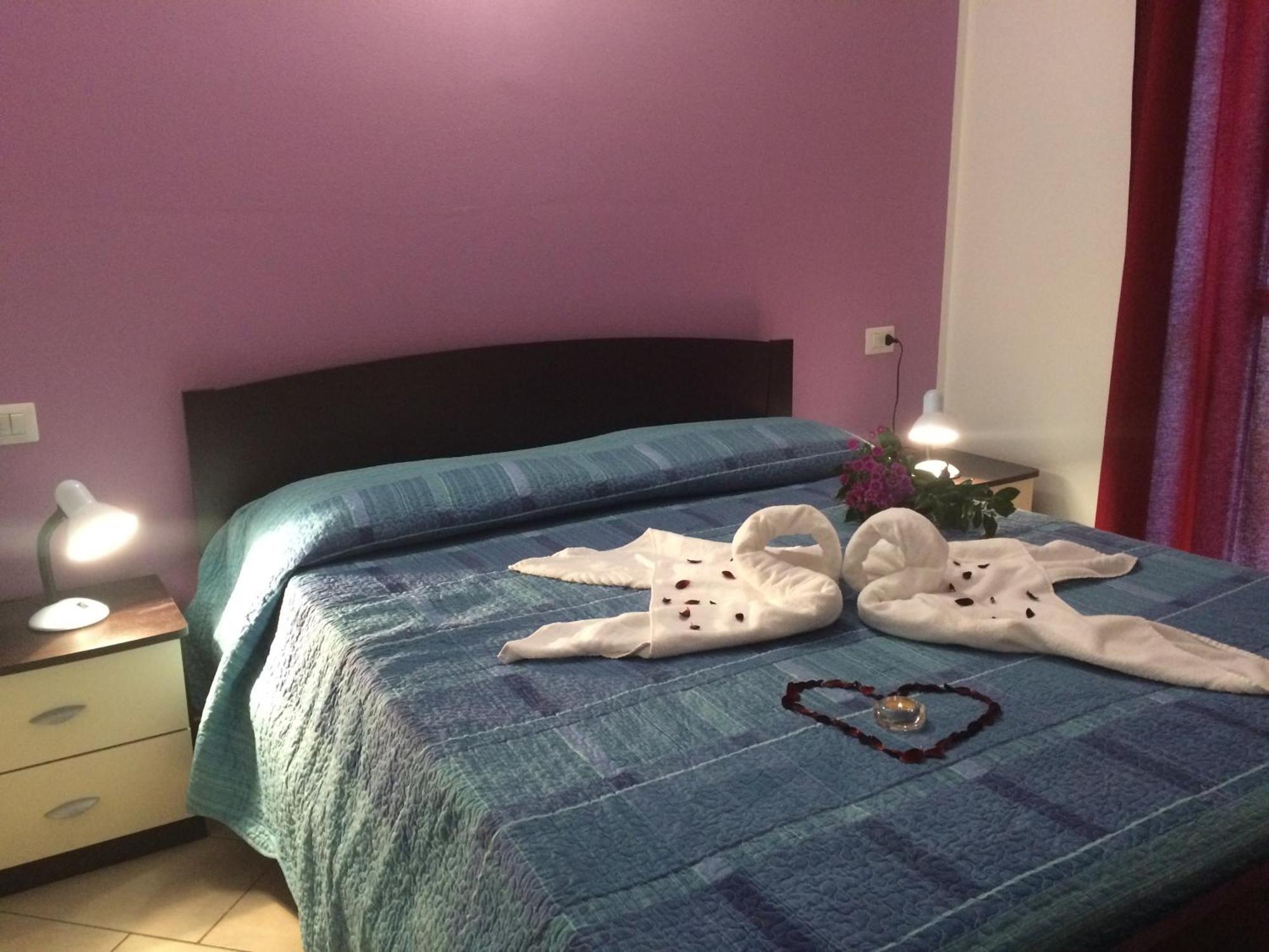 Residence Le Azalee & Spa Vercana Room photo