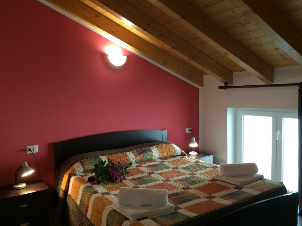 Residence Le Azalee & Spa Vercana Room photo